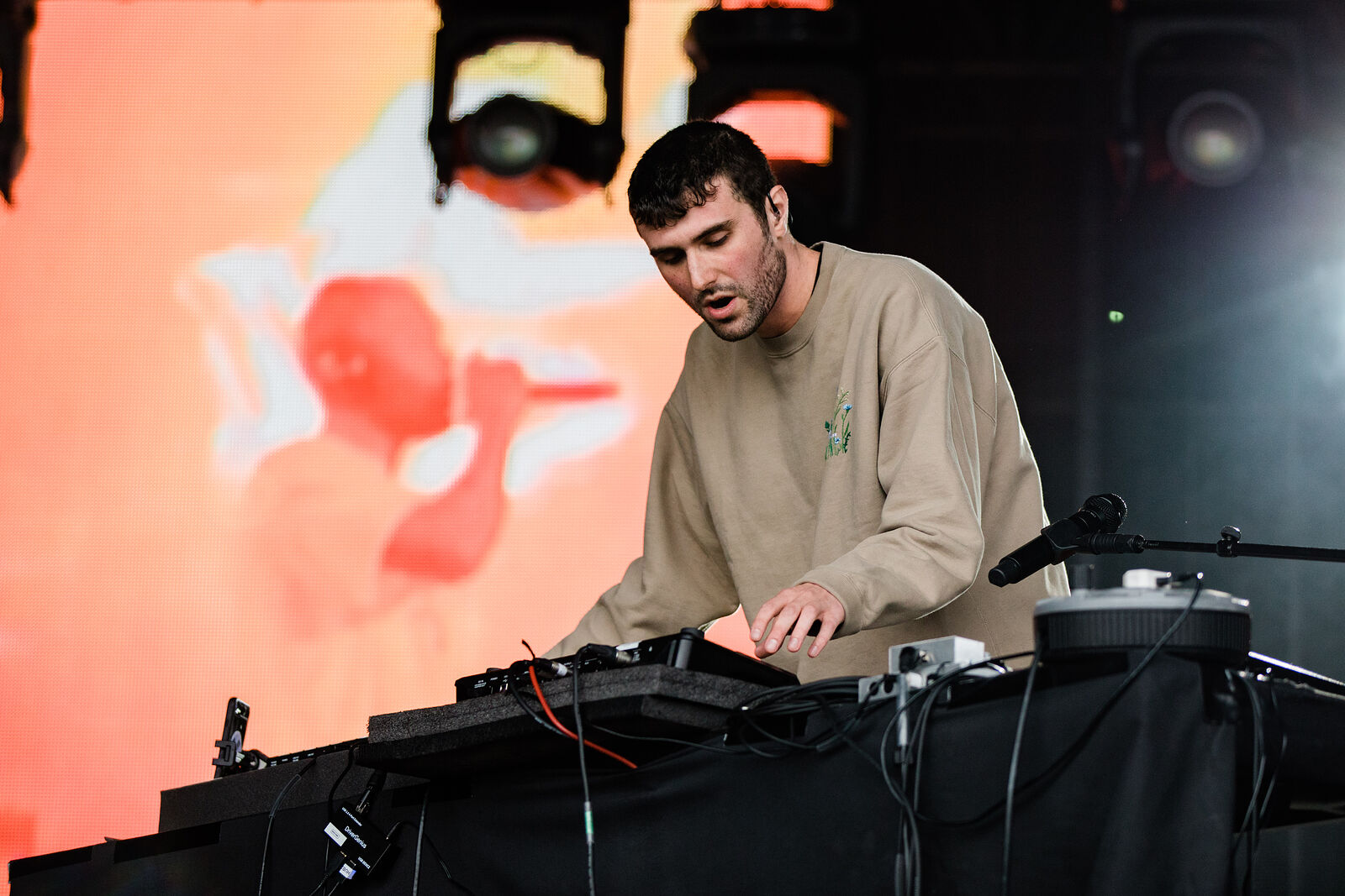 FUJIROCK'25」で初来日公演！UKの最重要アーティスト”Fred Again