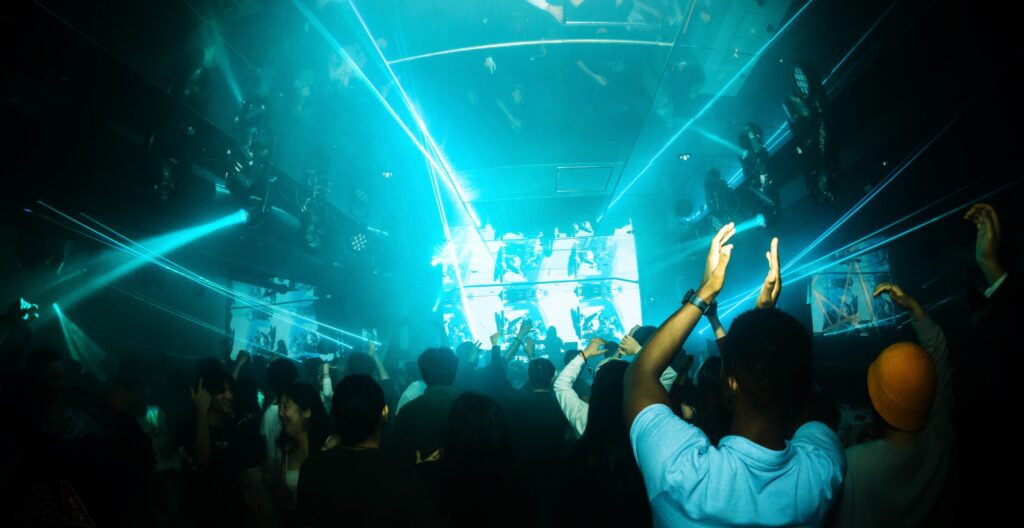 CLUB CAMELOTのフロアを後方から撮影した写真